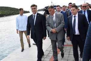 Ministar Oleg Butković potpisao Ugovor o dodjeli bespovratnih sredstava za projekte „Izgradnja pomorsko-putničkog terminala Vela Luka“ i „Izgradnja lukobrana Puntin-luka Korčula“