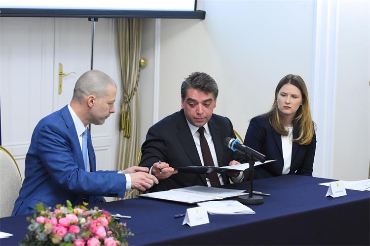 Predstavnik Uprave tvrtke izvođača Muhammet Cengiz predaje potpisani primjerak ugovora predsjedniku Uprave HŽI-a Ivanu Kršiću