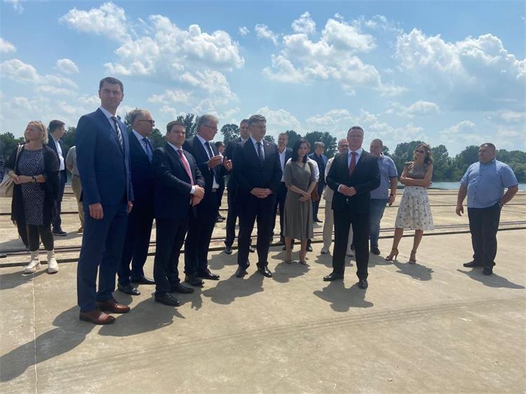 Predsjednik Vlade Plenković i ministar Butković obišli projekte u Luci Slavonski Brod