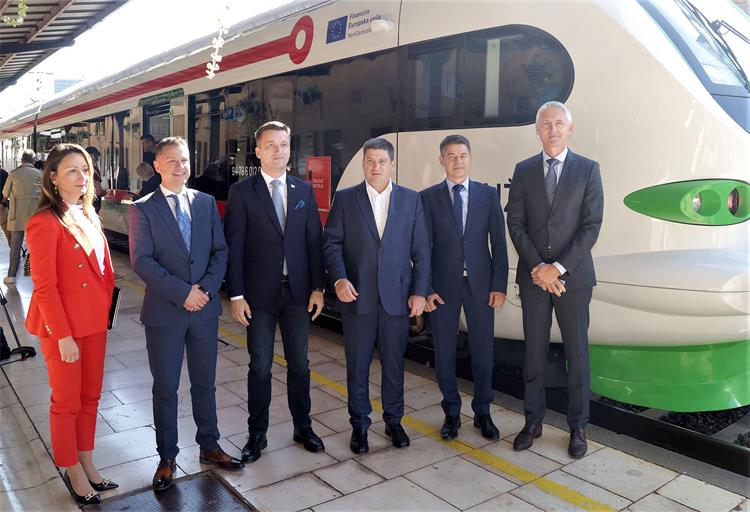 Prvi baterijski vlak u Hrvatskoj pušten u promet