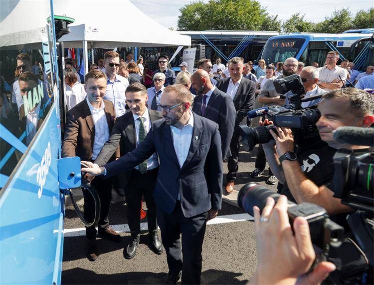 Državni tajnik Tušek na puštanju u pogon nove ZET-ove punionice električnih vozila i predstavljanju nove flote električnih autobusa